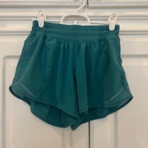 Lululemon Hotty Hot Low-Rise Lined Short 4" in Green size 4